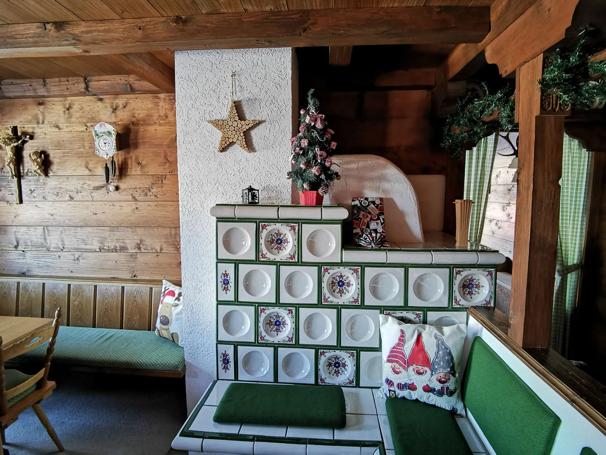 Casa Christine Garfrescha, Kachelofen Stube